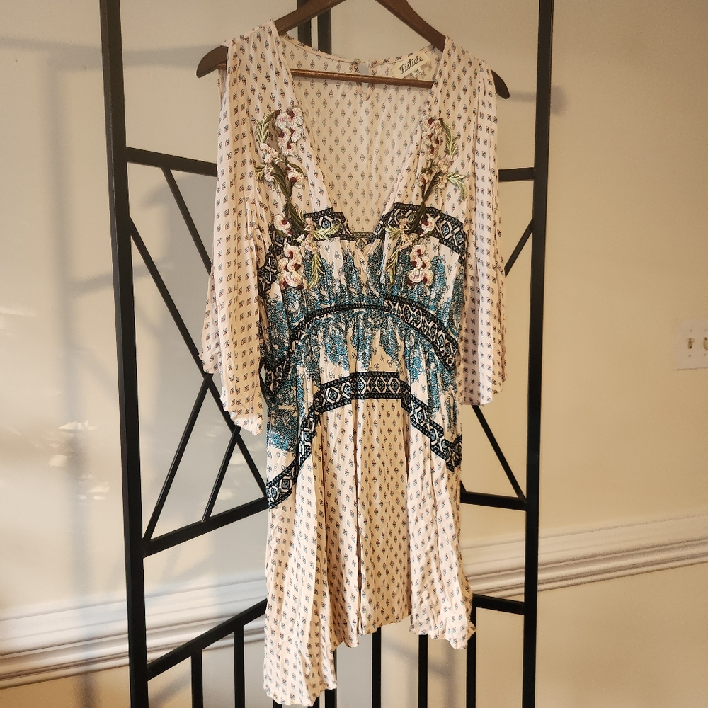 Listicle Women's Size M Bohemian Short Long Sleeve Dress Pockets Embroidery